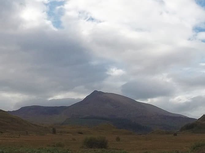 Moel Siabod Hike: Guided Scramble on Daear Ddu Ridge in Snowdonia