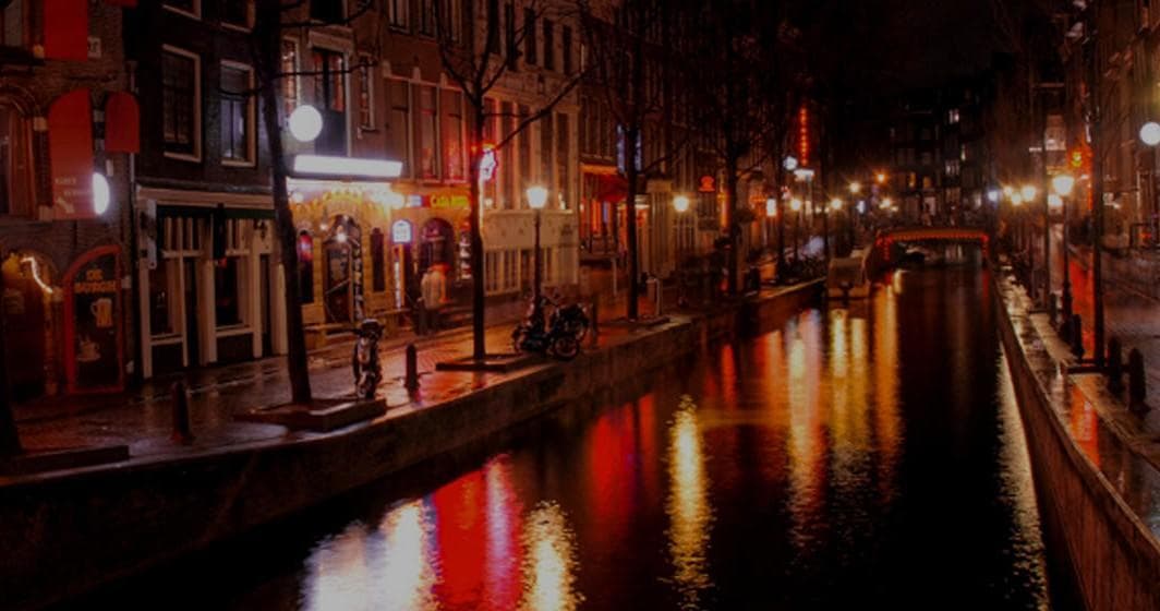 Private Red Walking Tour with Camaleon Tours in Amsterdam