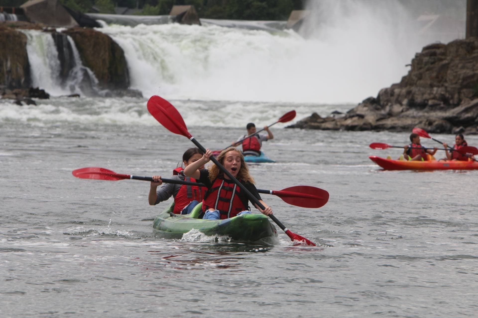 Paddle to Willamette Falls: 90-Minute Kayak Tour from Oregon City