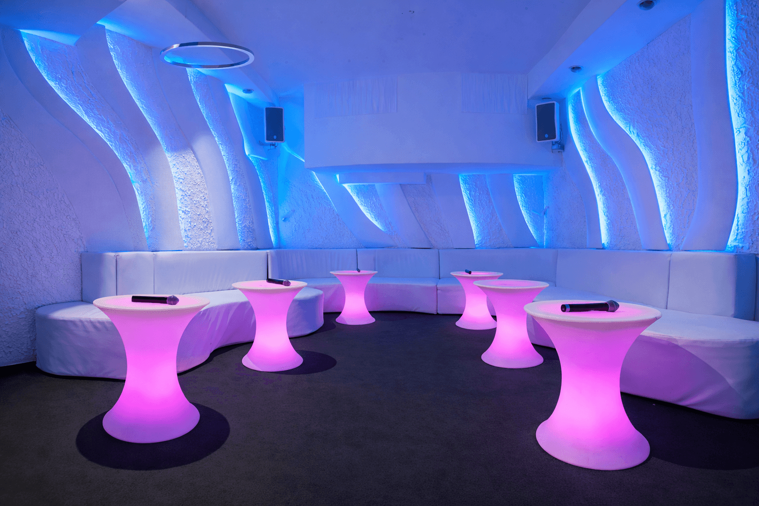 Private Karaoke Iceberg Room: Budapest's Multilingual Karaoke Experience photo 1
