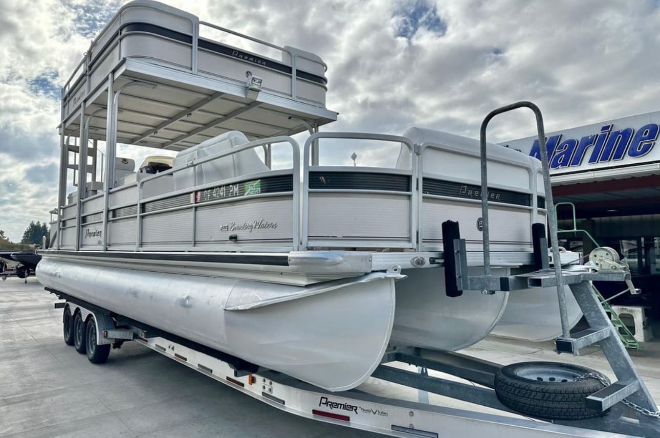 Luxury Lake Travis Cruise on the Premier Boundary Tritoon