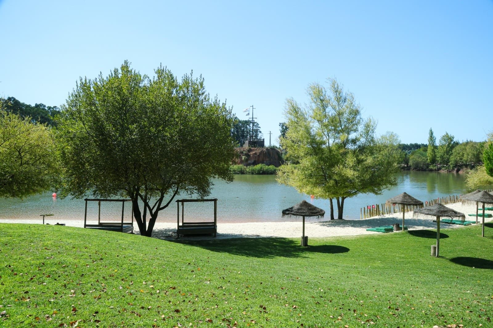 Lagoa do Falcão Beach: Quiet Sands and Crystal Waters Near Campelos, Lisbon photo 1