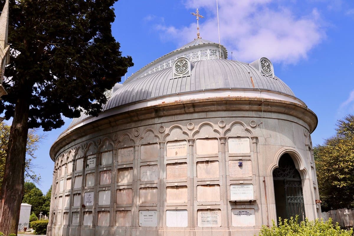 Cultural Heritage Tour at Agramonte Cemetery with 496 Tourism & Events in Porto