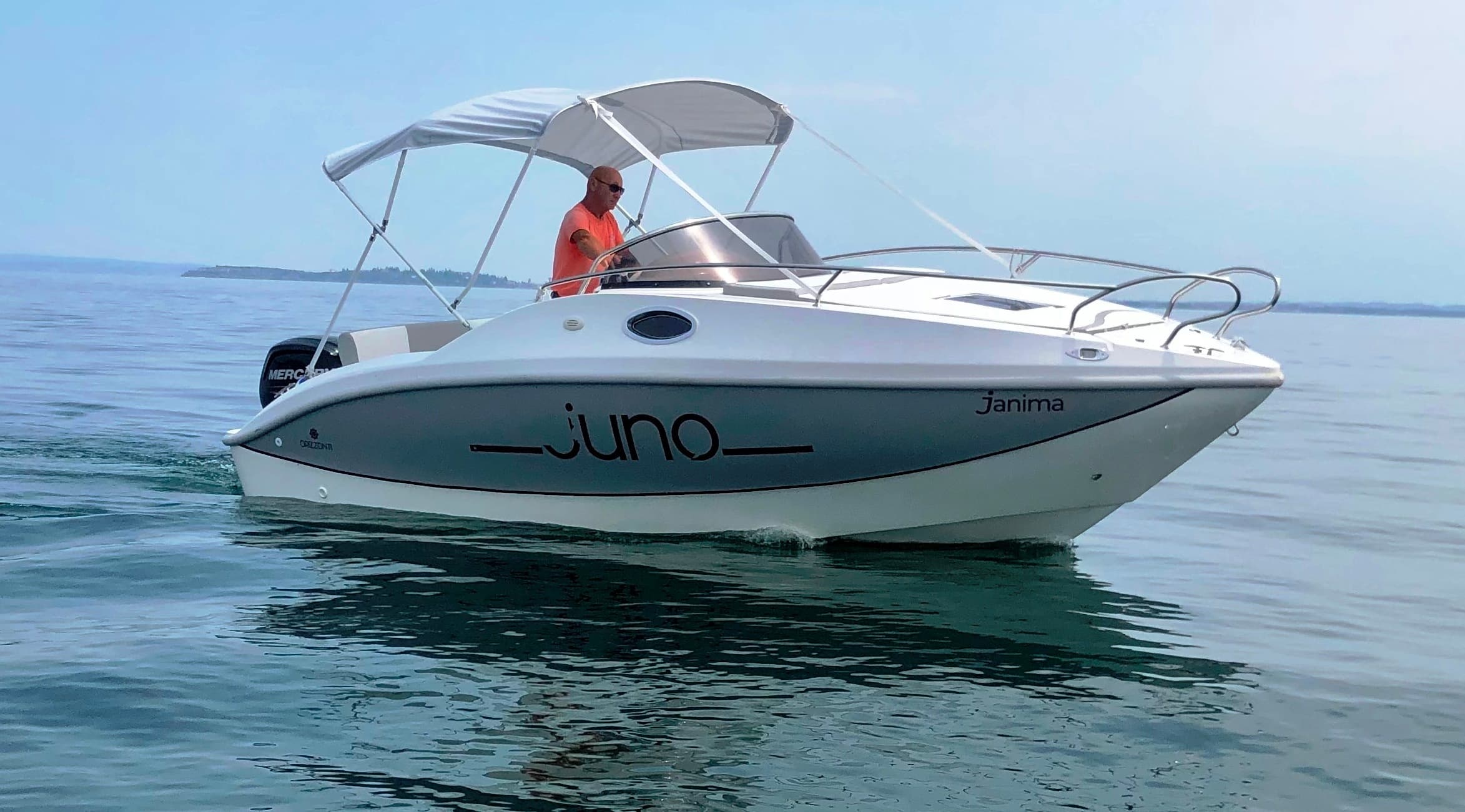 Spacious Walkaround Cabin Boating on Lake Garda