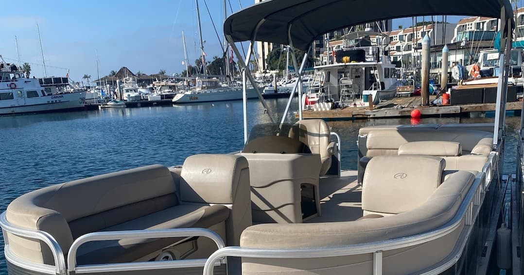Cruise Mission Bay Aboard a Luxurious 25-Foot Pontoon Boat