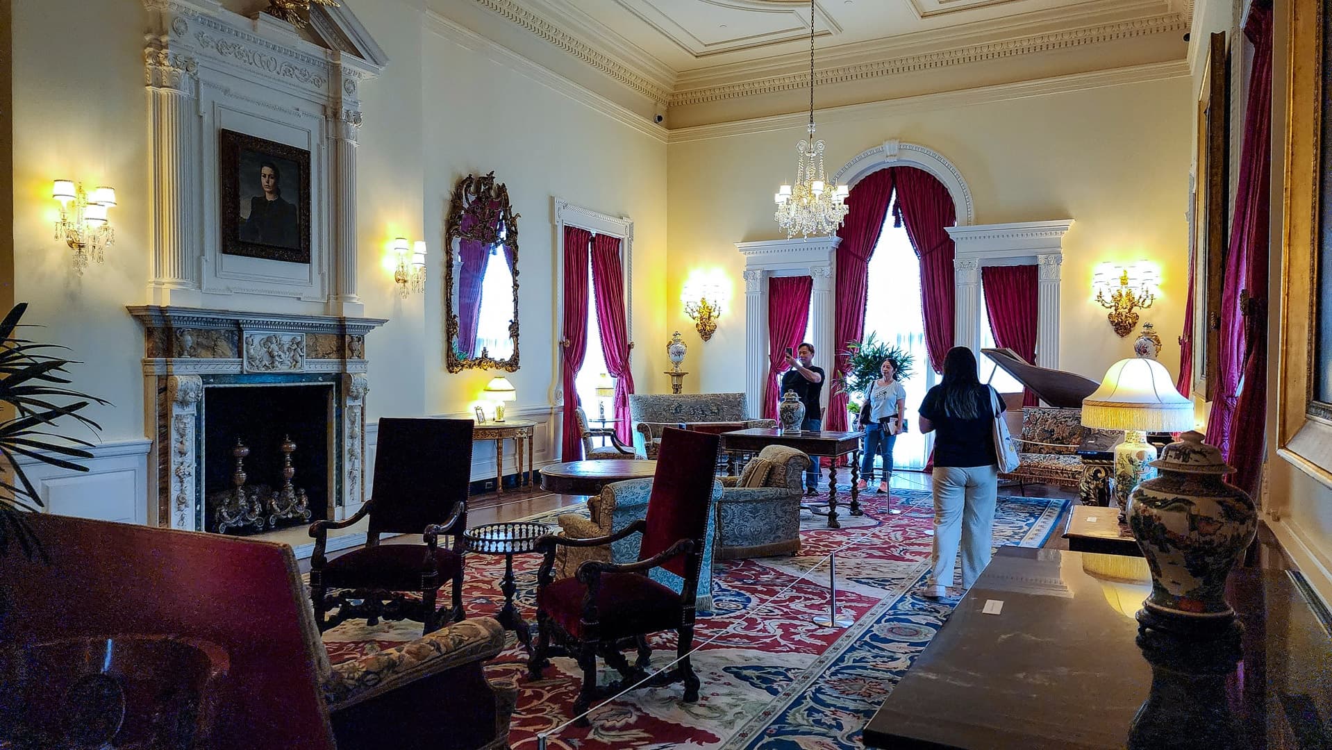 Historic Mansions & Winery Tour with Just IN Time Adventures