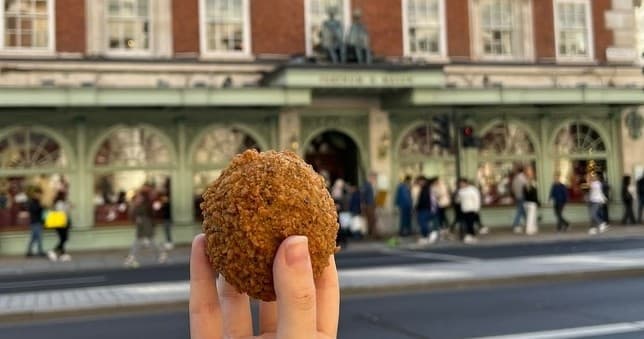 Afternoon Tea Walking Tour in London’s West End — Taste History on a 3-Hour Stroll photo 4