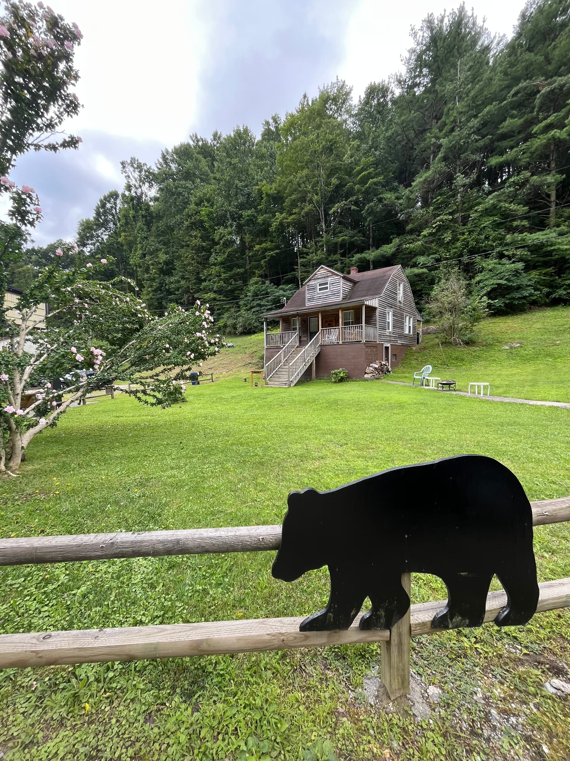 Climbing Bear-Black Bear Lodge — Trail-Edge Vacation Rental Near Pocahontas Trail, Bluefield WV