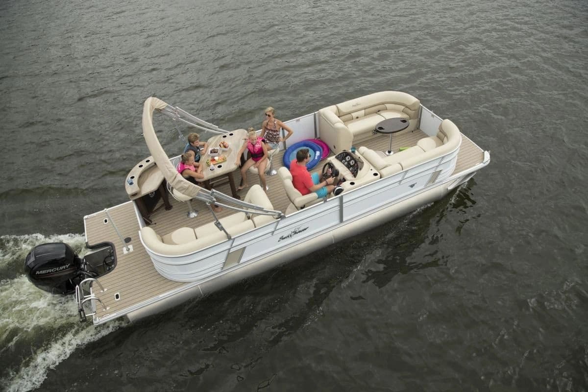 Pontoon Boat Rentals on Lake Winnebago with Lake Winnebago Boat & Waverunner Rentals