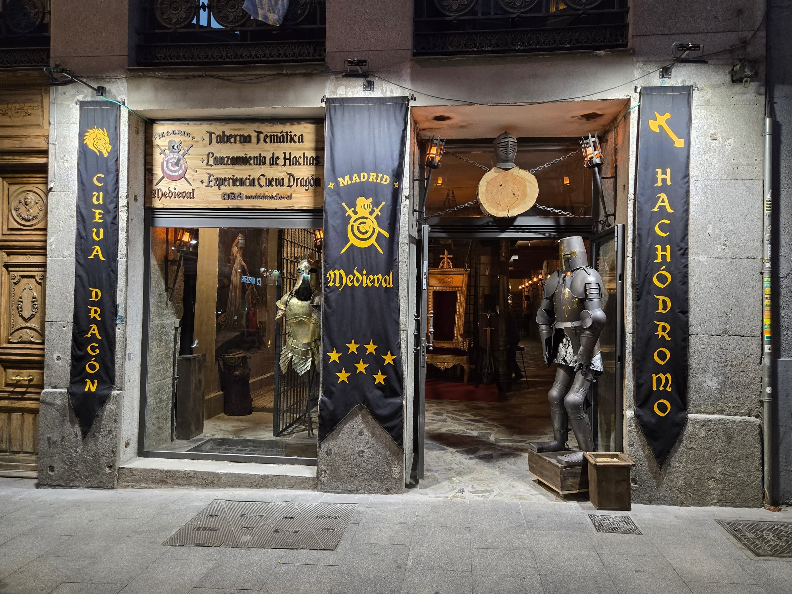 Axe Throwing in Madrid: Zona Escaparate Medieval Sessions at Madrid Medieval photo 2