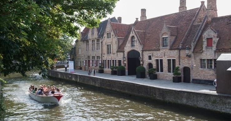 Explore Bruges on Foot — Relax on the Canals: 2.5-Hour Guided Walking Tour & Canal Cruise photo 2