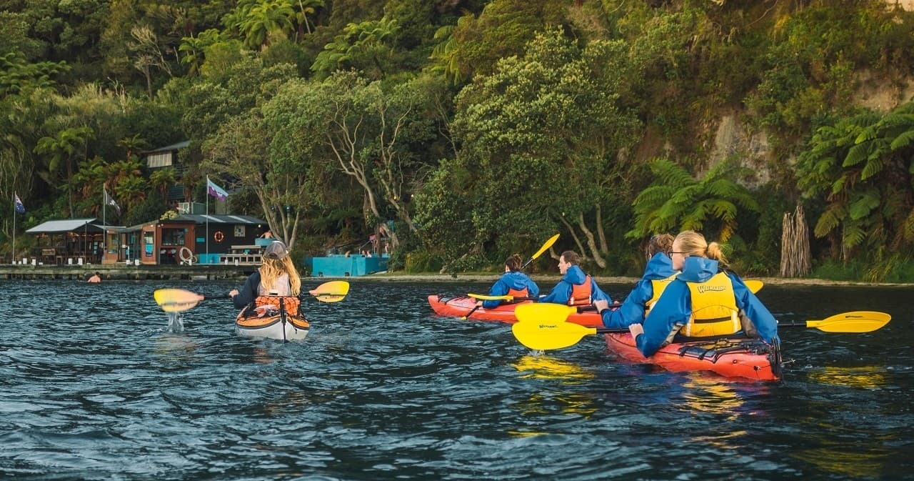 Paddle Lake Rotoiti: Glow Worm Caves & Manupirua Hot Pools Half-Day Kayak Tour