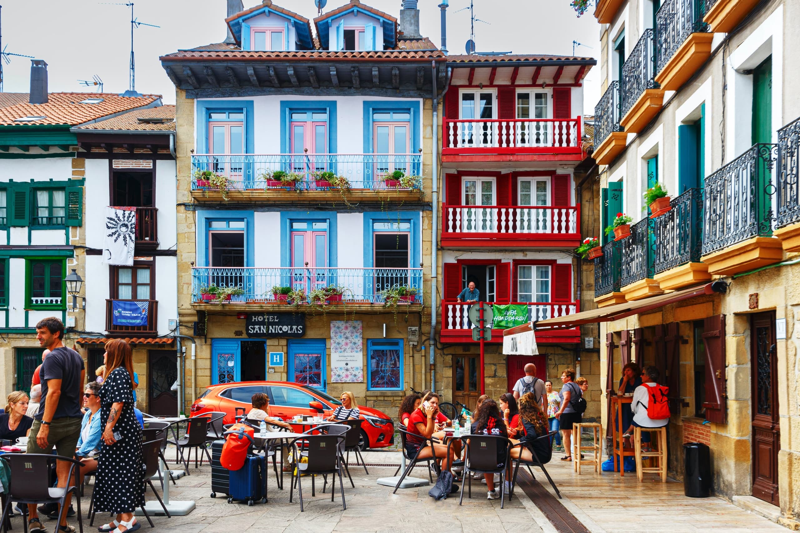 Historical Walking Tour of Hondarribia with Descubre Tours