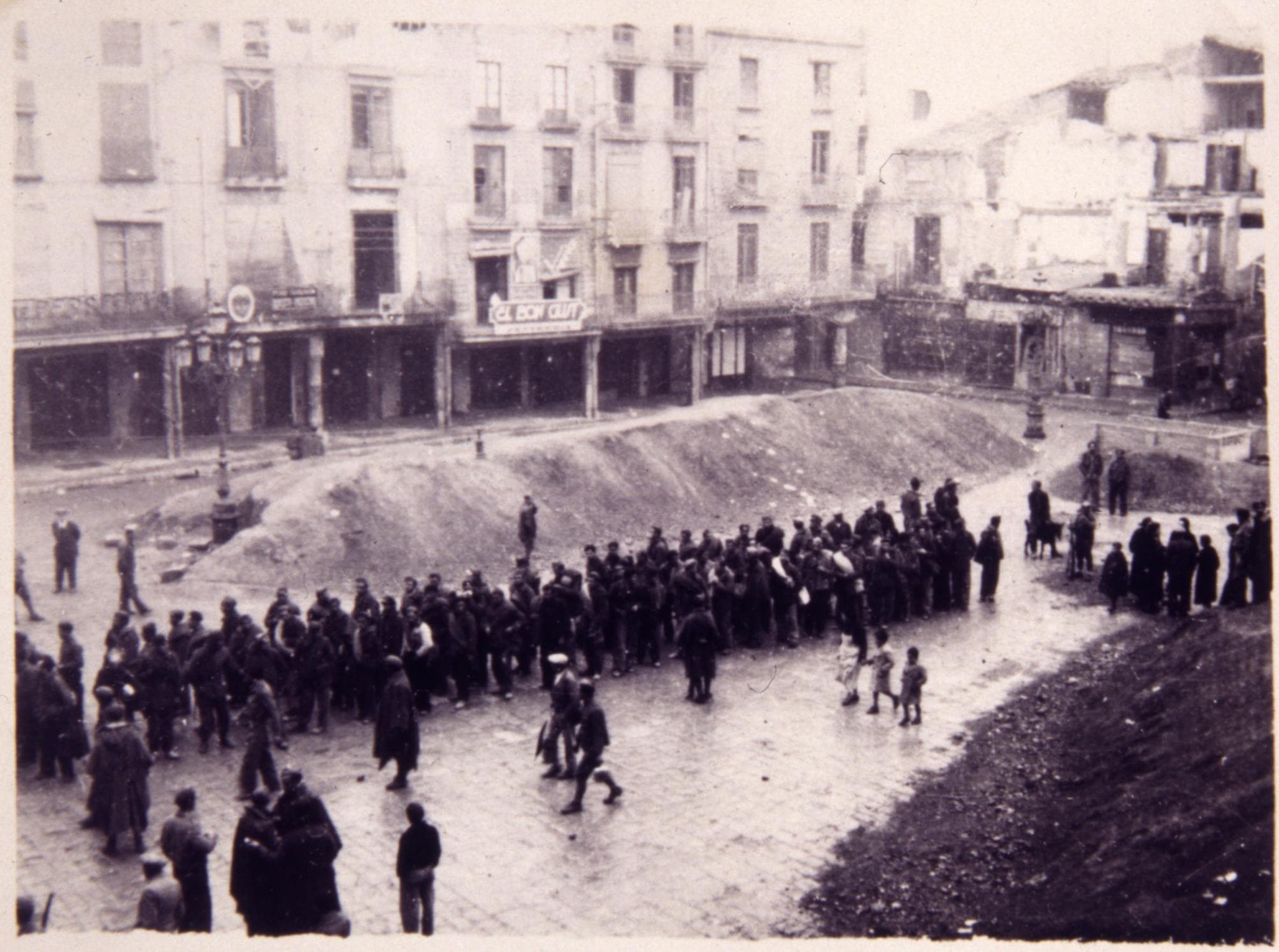 Reus Civil War Walking Tour: 1936–1939 Streets and Air-Raid Shelter Experience photo 1