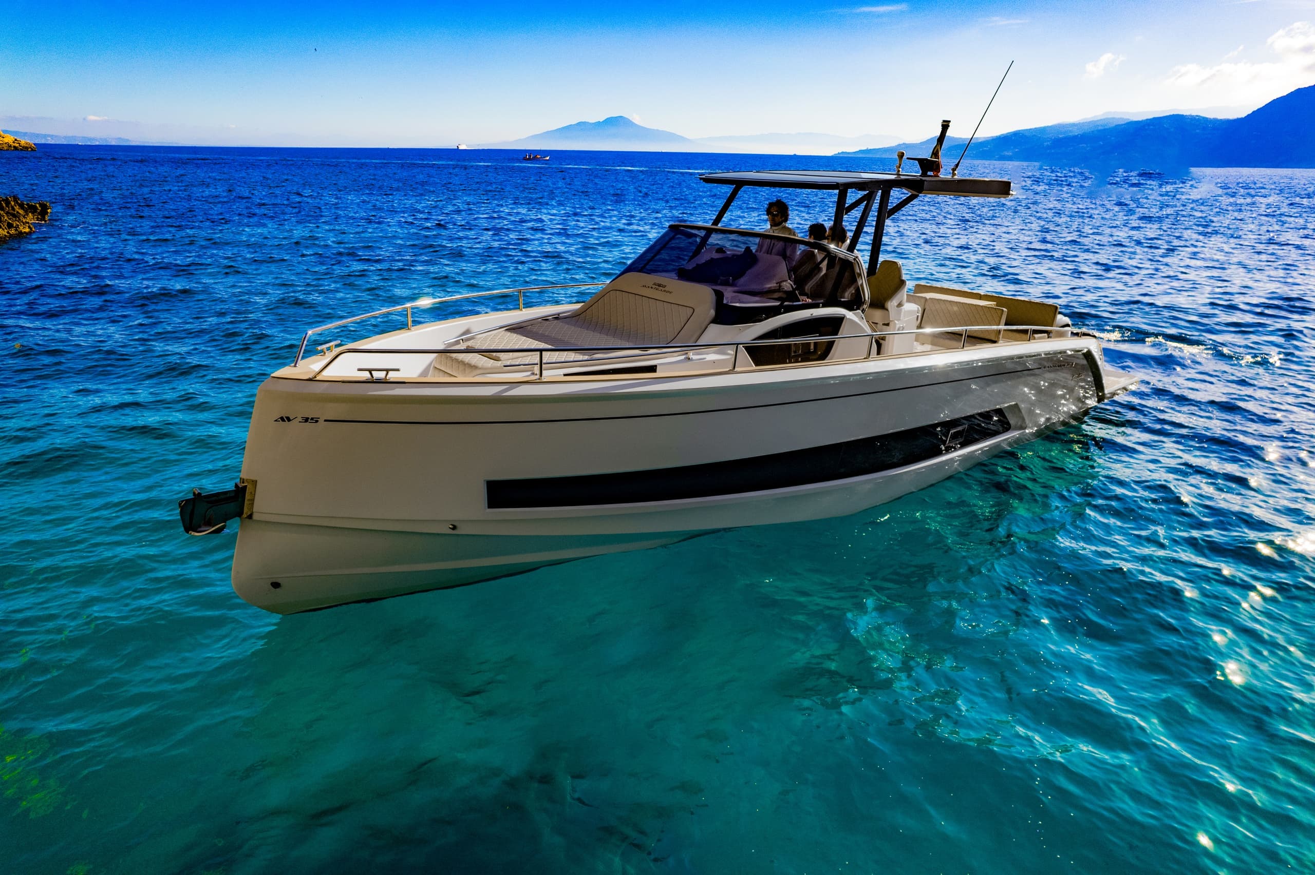 Water Activities: Salpa 35 Luxury Yacht in Sorrento