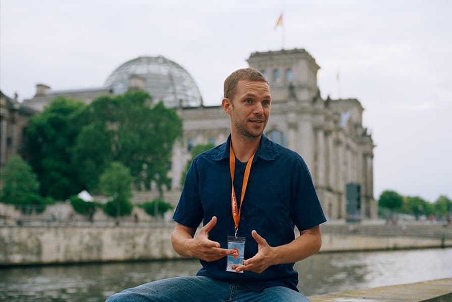 Guide presenting Berlin Reichstag views on outdoor history tour