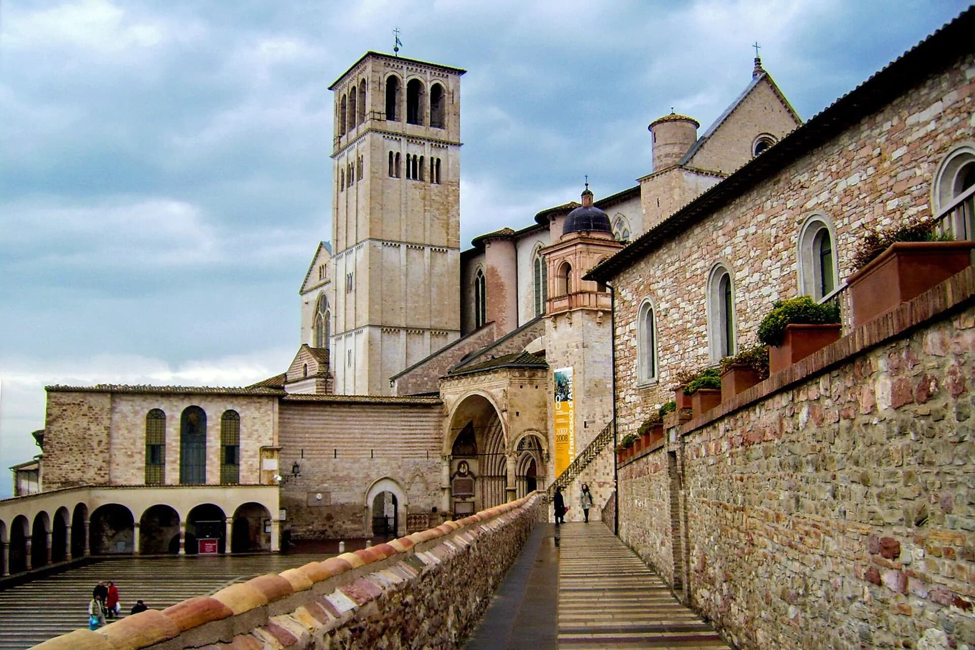 Assisi Walking Tour in Portuguese: Historic Center & Sacred Sites (2 hours)