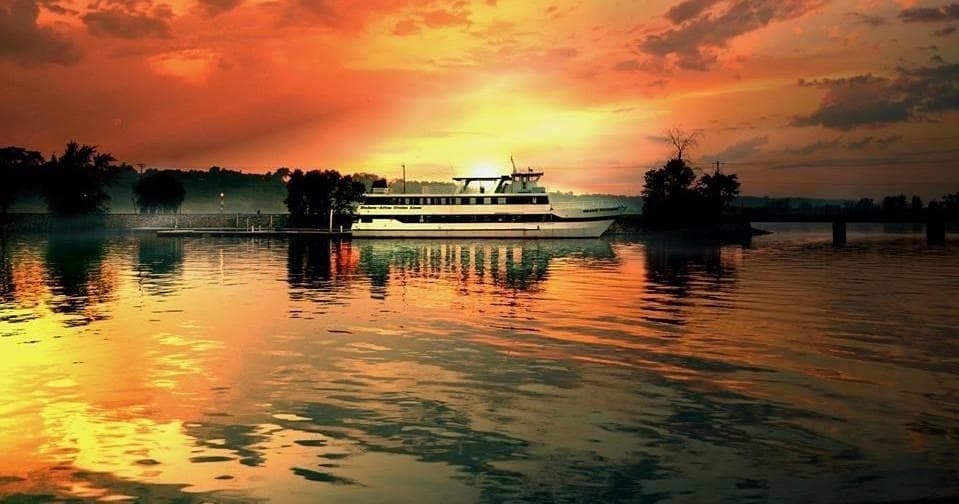 Comedy Dinner Cruise Adventure in Hudson, Wisconsin