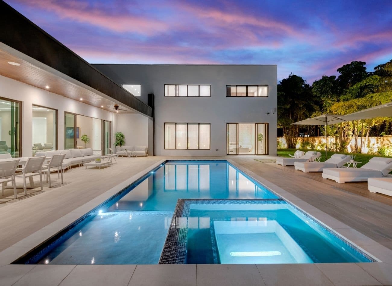 VILLA EMERALD — 9-Bedroom Luxury Villa with Pool & Spa in North Miami Beach