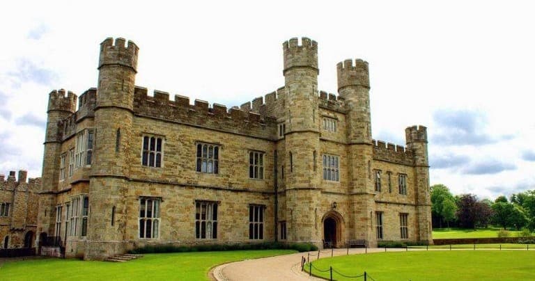 Heritage & Coastline: London Country Tours’ Day Trip Adventure