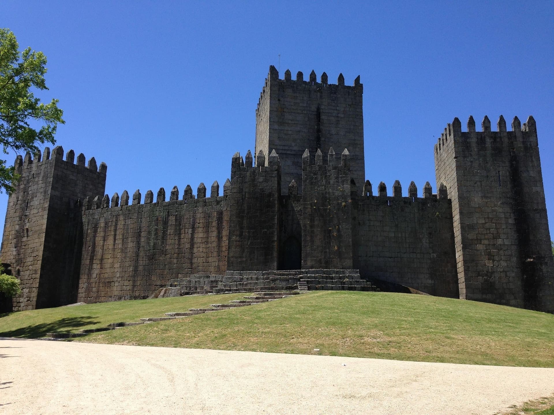 Tracing Portugal's Roots: A 3-Hour Guided Walk Through Guimarães