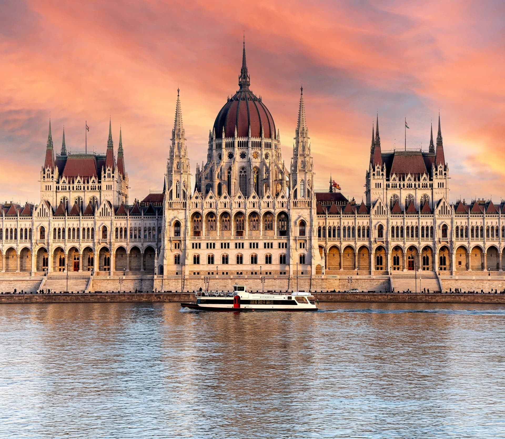Elegant Danube Cruise: Sightseeing Boat Tours in Budapest