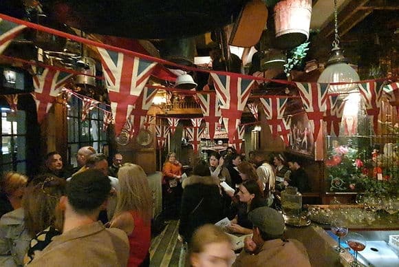 Urban Land Adventure: The Great Pub Crawl & Sing-along Experience in London