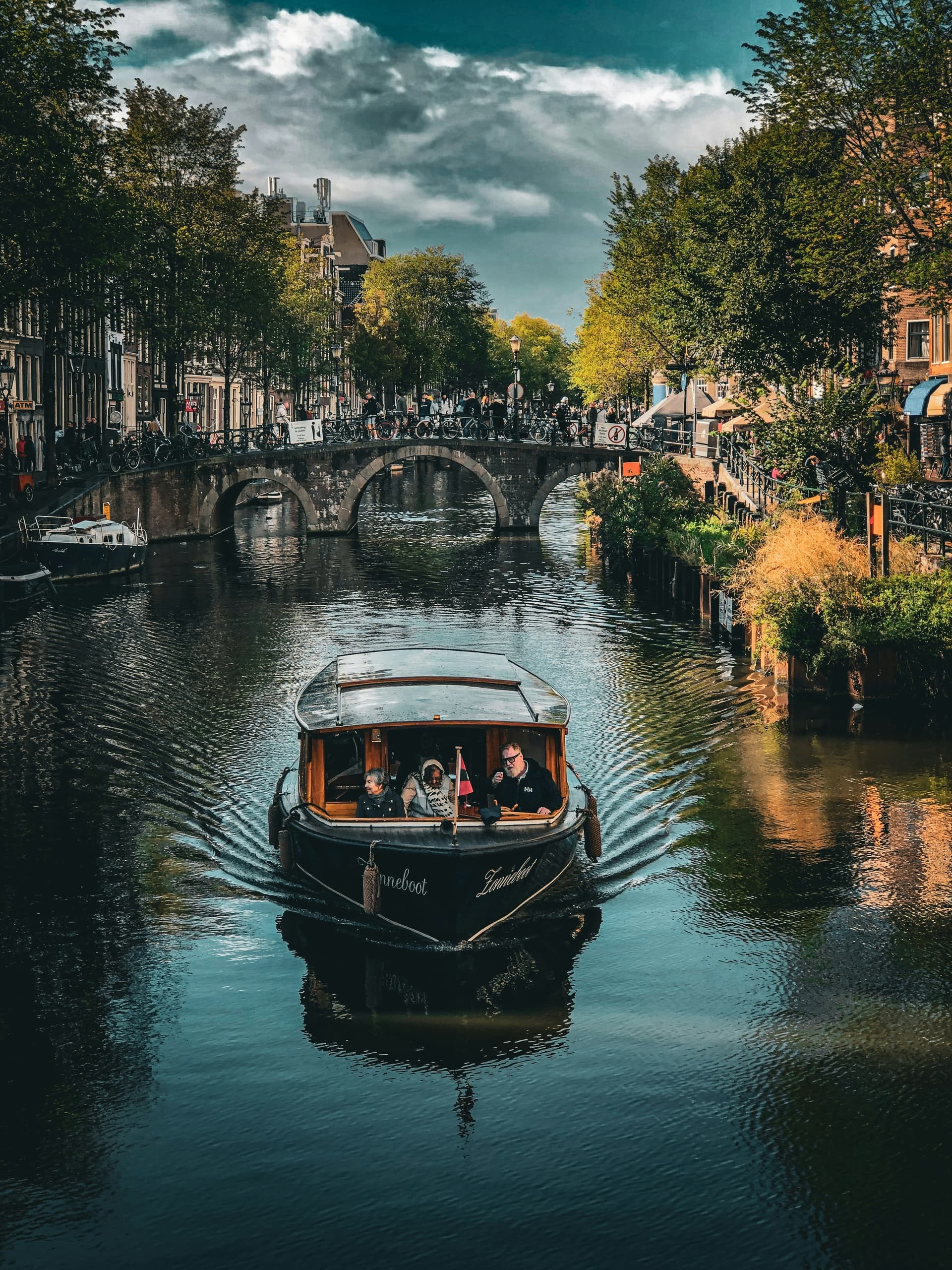 Canal Boat Tour with Guide in Spanish by Camaleon Tours, Amsterdam