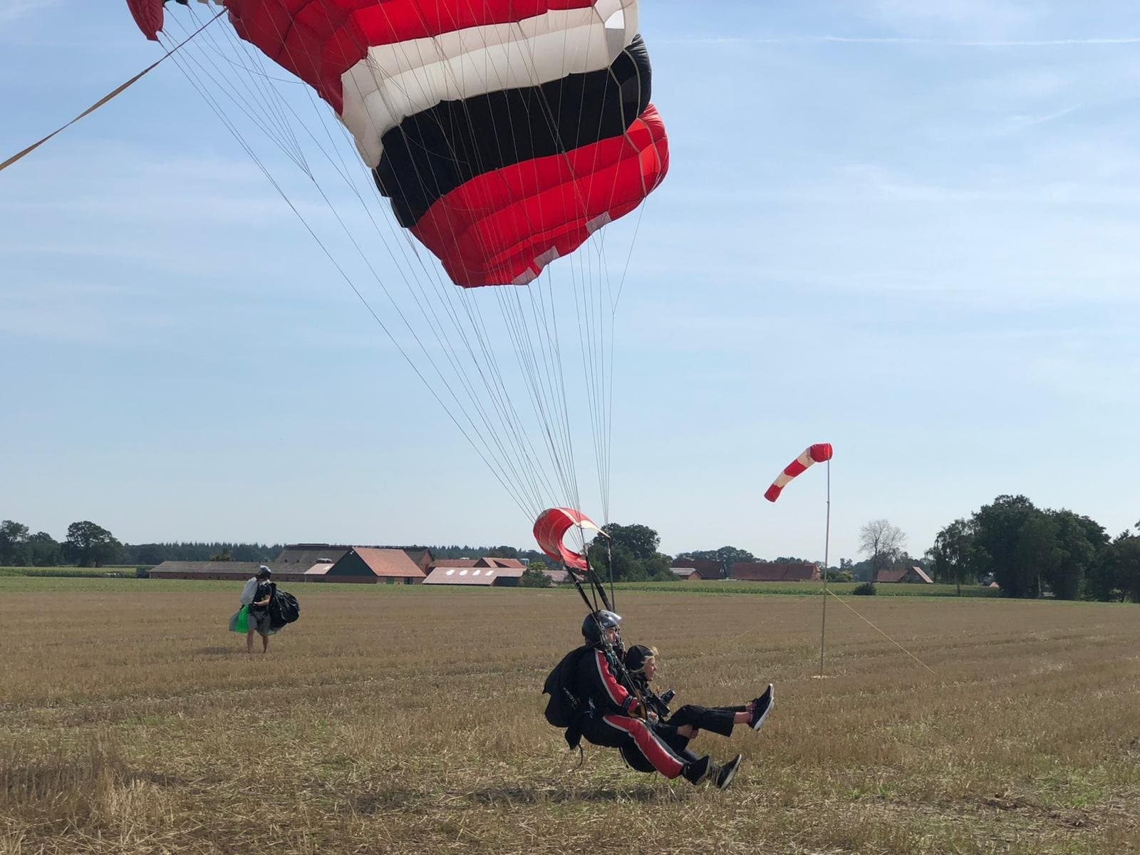 Private Rooftop Lounge at YourSky: VIP Viewing for Skydiving Landings in Ganderkesee