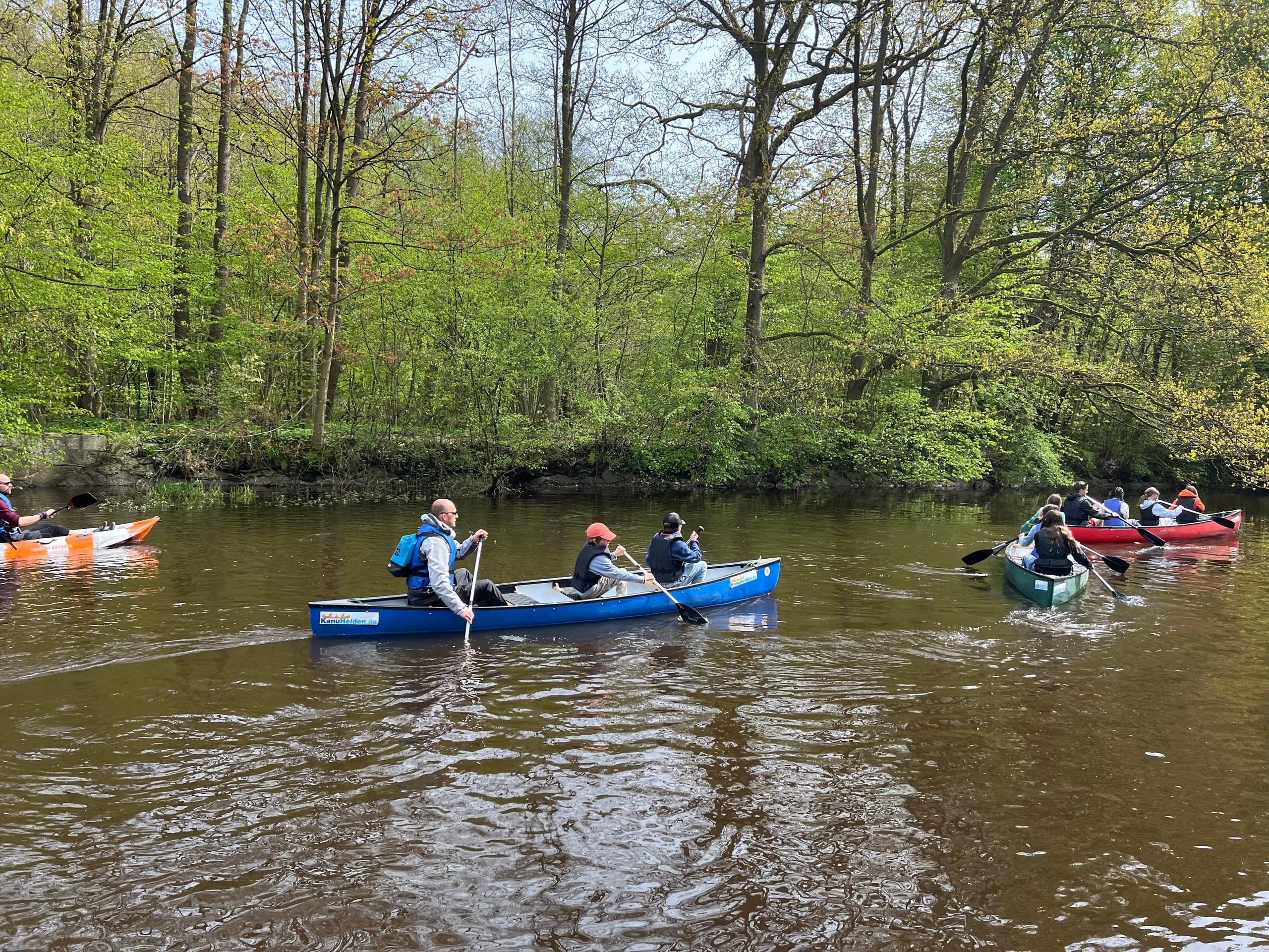 Paddling the Mellingburger Schleuse to Klein Borstel: Family-Friendly Canal Tour near Hamburg