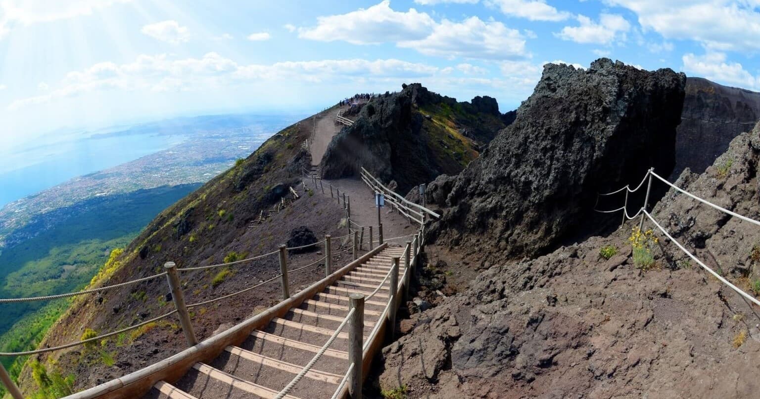 Hiking & Culture: Max Travel's Mount Vesuvius Summit Tour