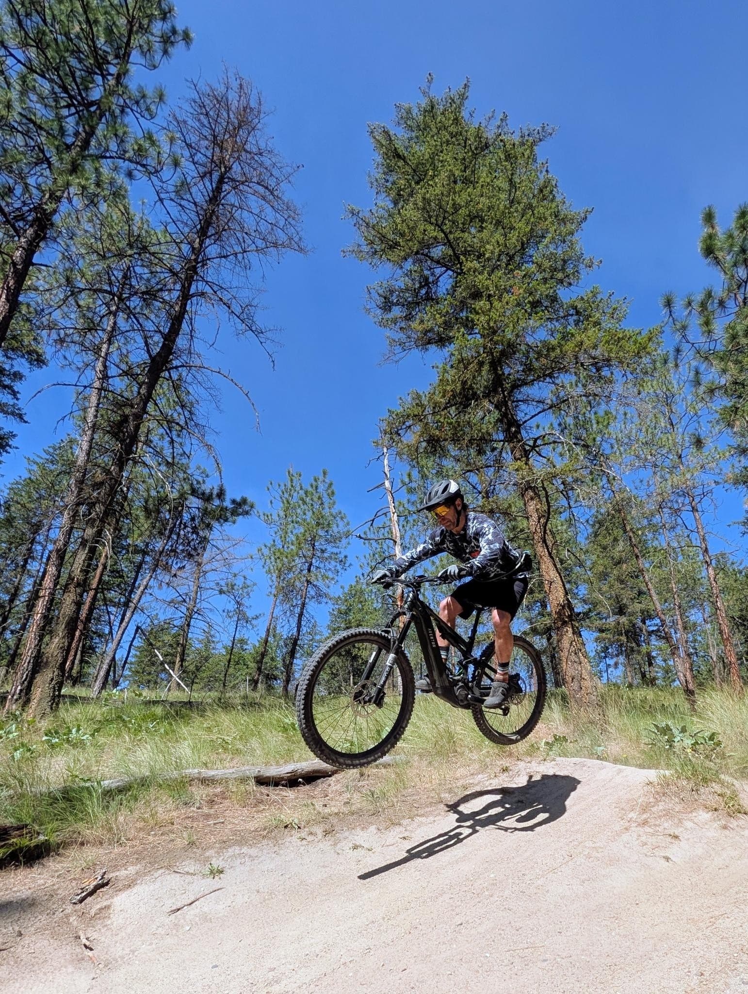 Knox Mountain E-MTB Tour with Pizza and Red Bird Brewing in Kelowna