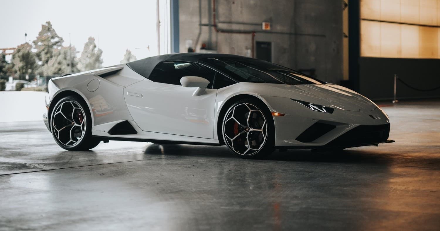 Luxury Car Rental: Lamborghini Huracan Evo Spyder Adventure in the City