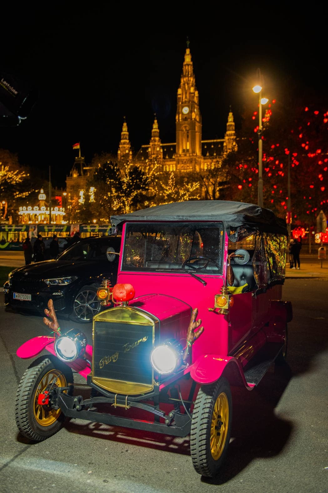 Electric Classic Car: Panoramic Vienna Christmas Market Tour