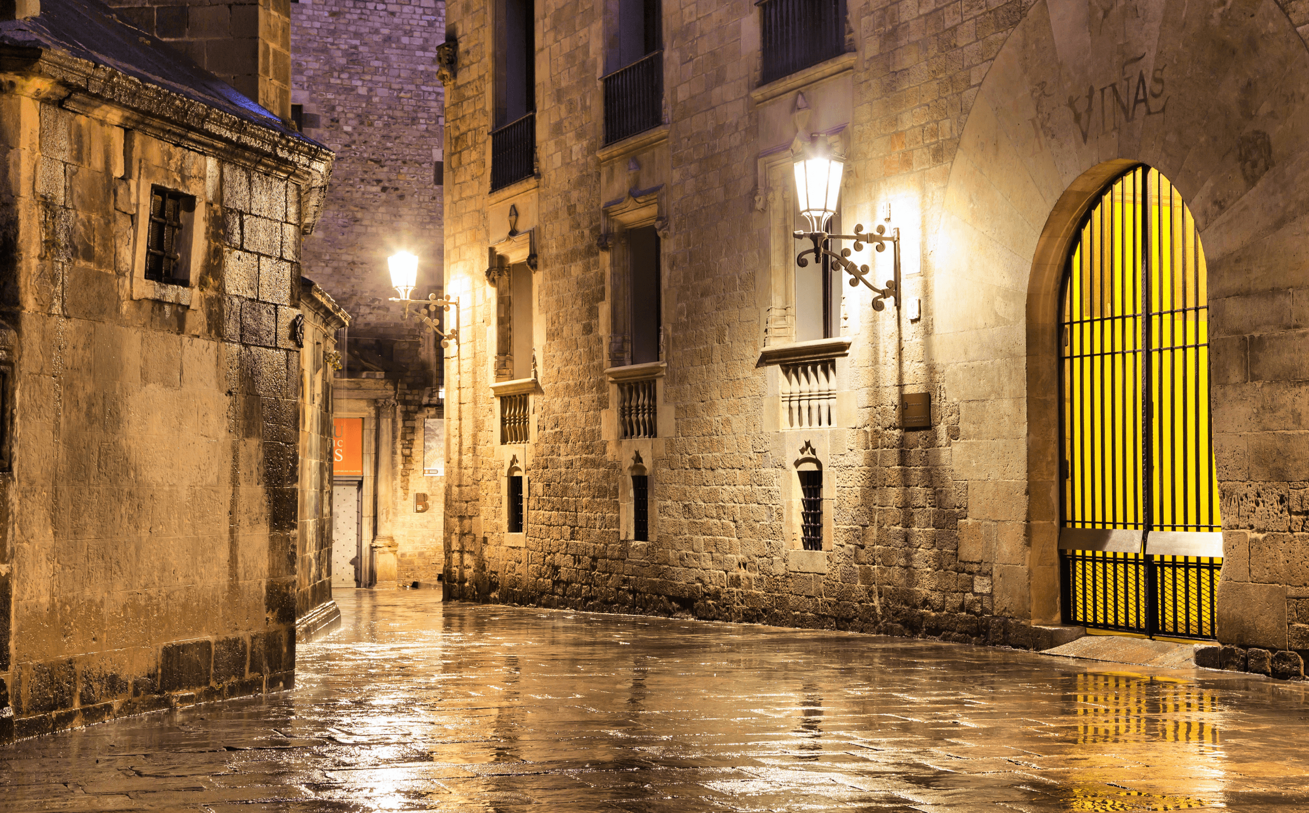 Historic Humor Walk in Ciutat Vella with HL Comedy Tours