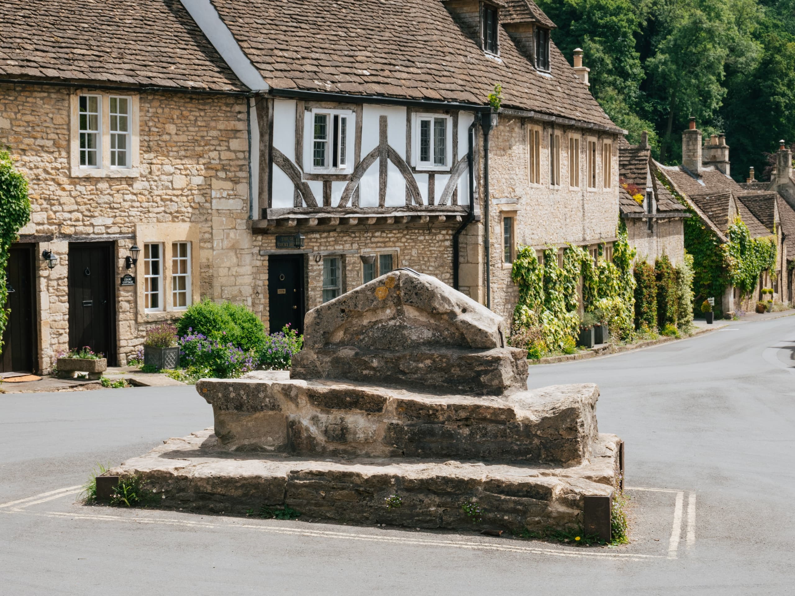 Cotswolds Day Tour & Tea with In and Beyond Bath