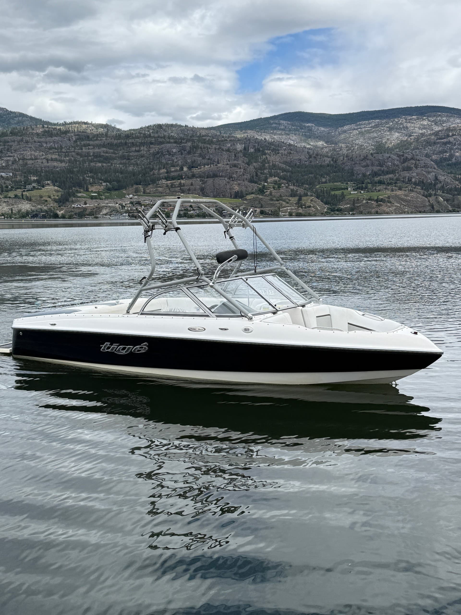 TIGE 22V on Skaha Lake: Wakesurfing Charters from Penticton