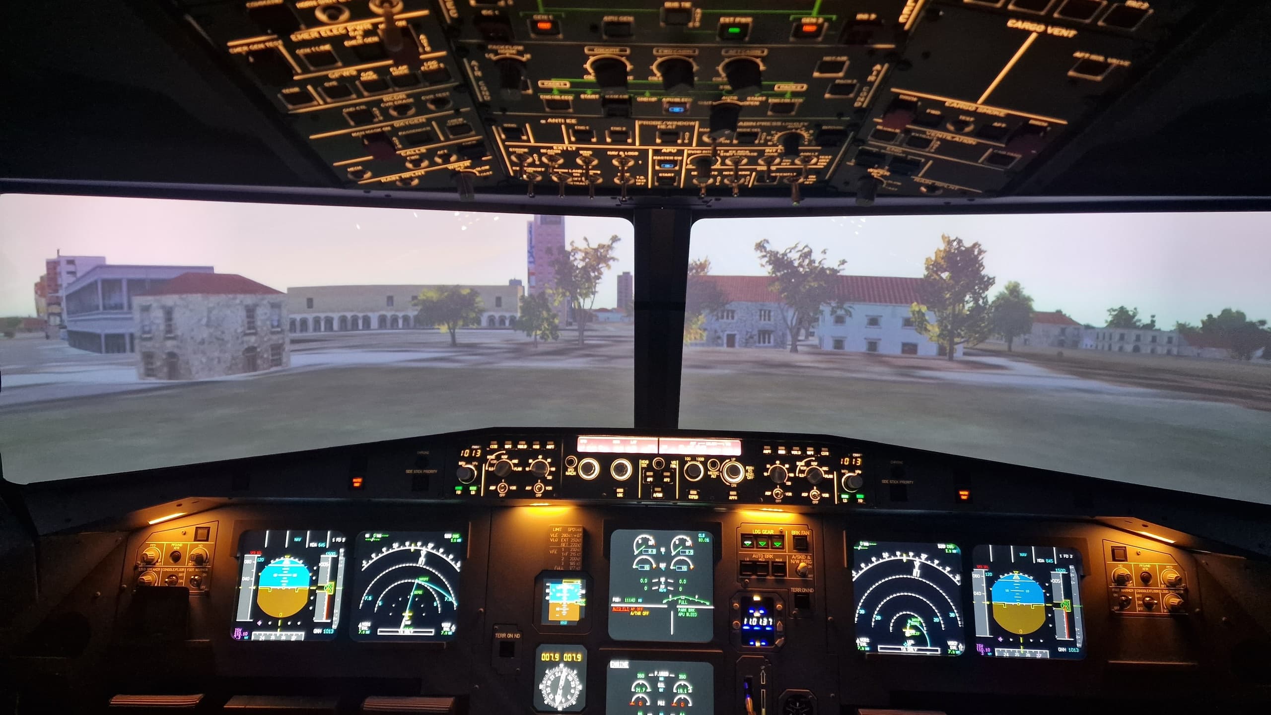 Fly an Airbus A320 in Sevilla: DUO Essential 1-Hour Simulator at Heronfly photo 1