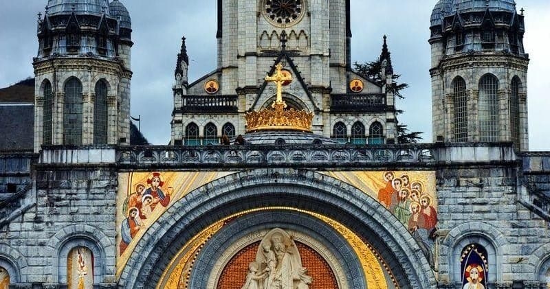 Guided Tour of Lourdes Sanctuaries by Universal Tour Guide
