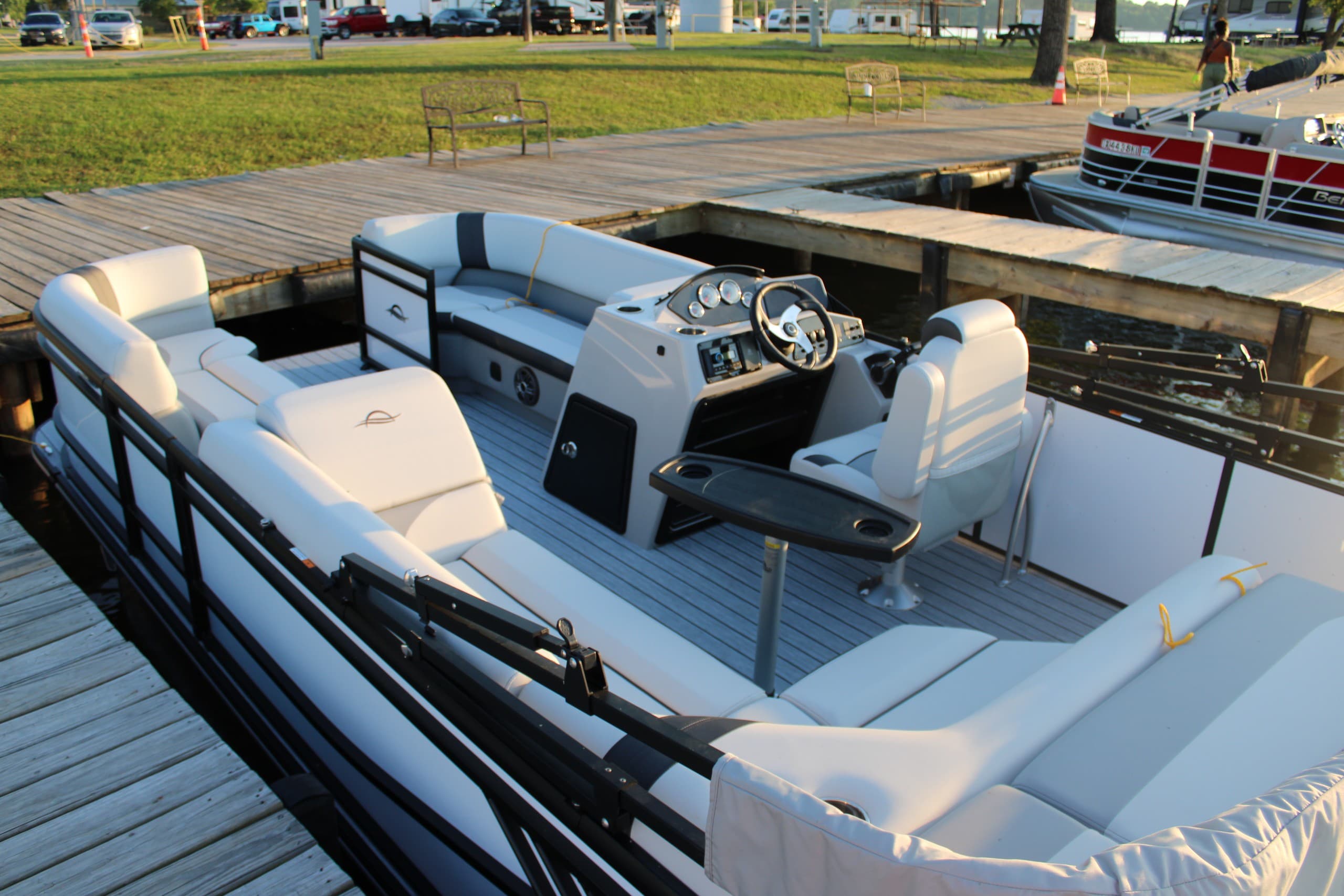 Lilly Pad Pontoon: 20-Foot Family Cruiser on Lake Palestine