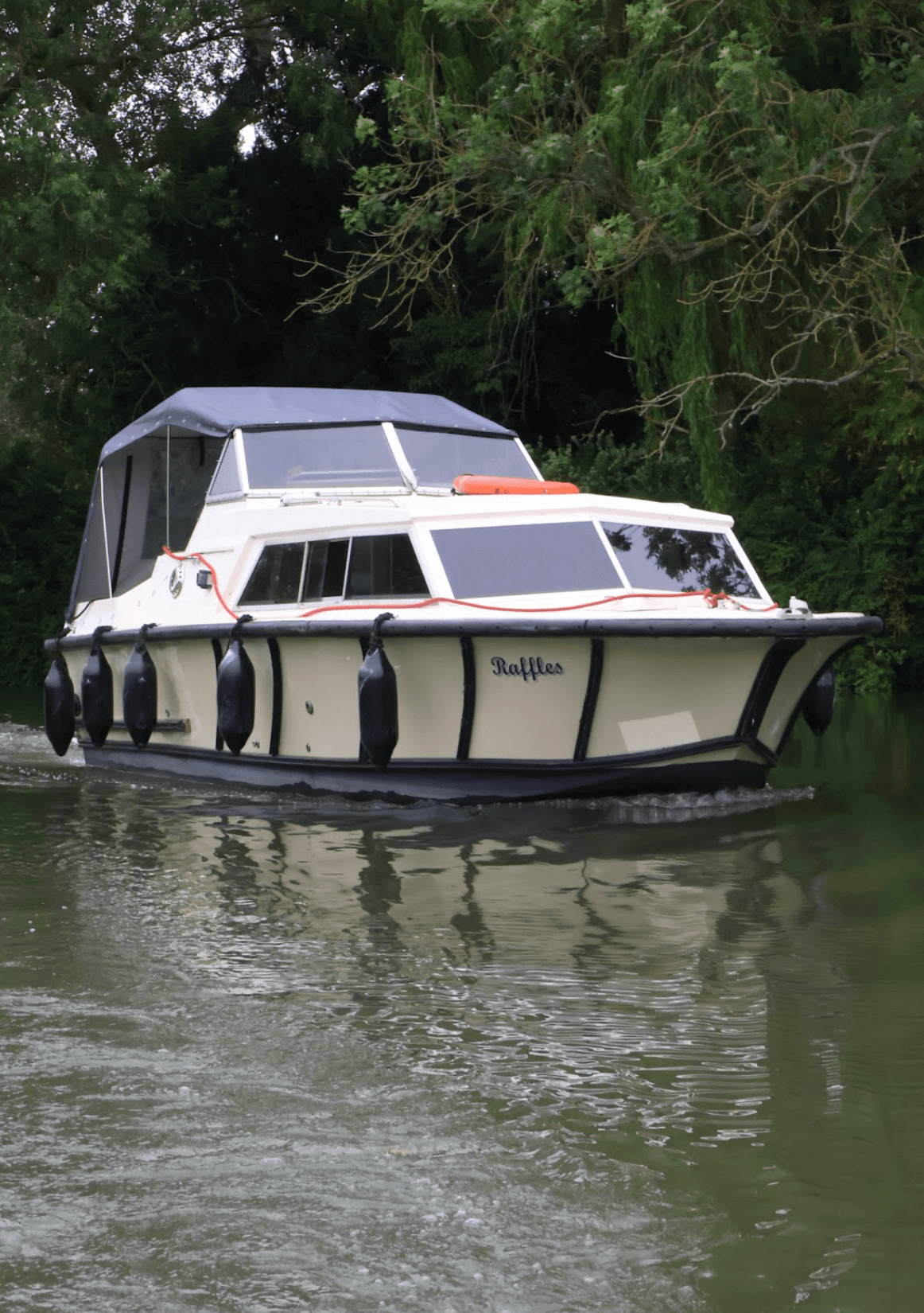 Water Activities with Raffles Cruiser in Cotswold