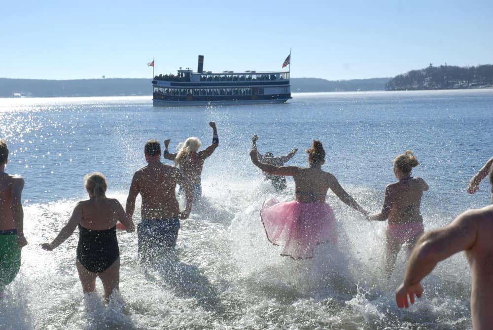 Front-Row on Ice: Heated Boat Polar Plunge Viewing Tour on Lake Geneva