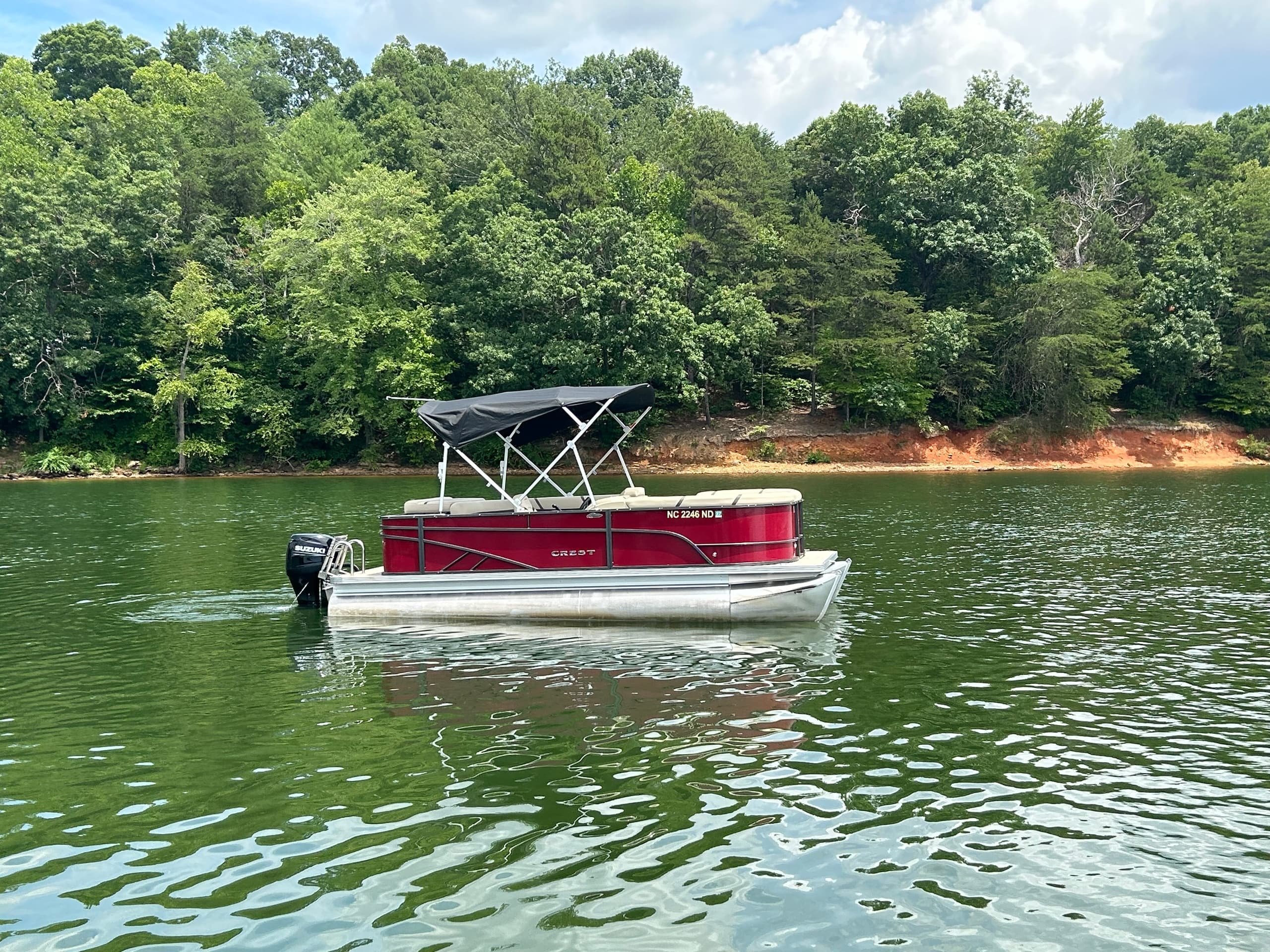 Explore Hickory’s Lakeside Adventure with the Sunburn 20' Crest Pontoon
