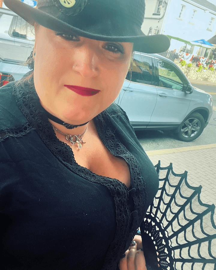 Ghost tour participant selfie on Gettysburg street, Victorian vibe