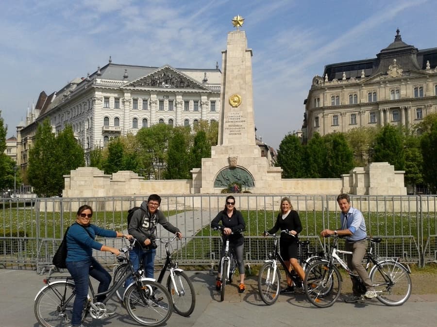 Leisure bike tour at city obelisk and park, small group cycling