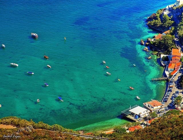 Discover Portugal’s Arrábida Tour: Limestone Cliffs, Artisan Cheeses & Turquoise Waters