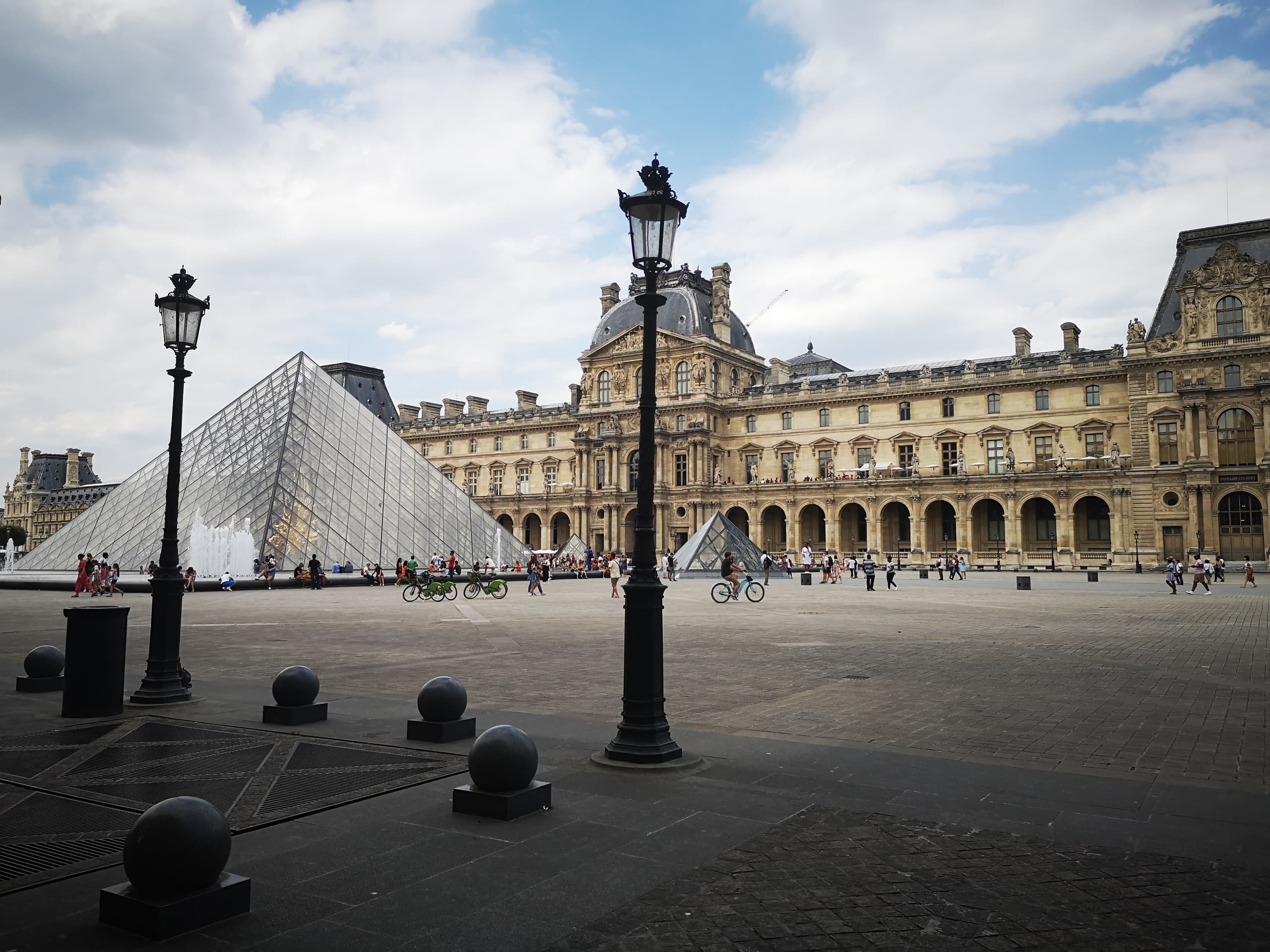 Louvre Outdoor Walking Tour: Courtyards, Pyramid & Quiet Photography Walk