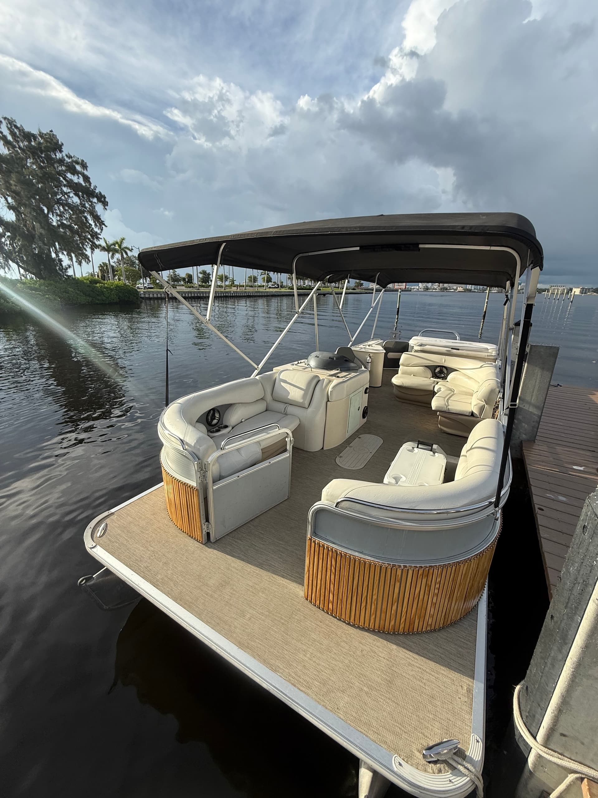 Anna Maria Island Tritoon Tours: Sylvan 25’ Captained Dolphin & Sandbar Cruises