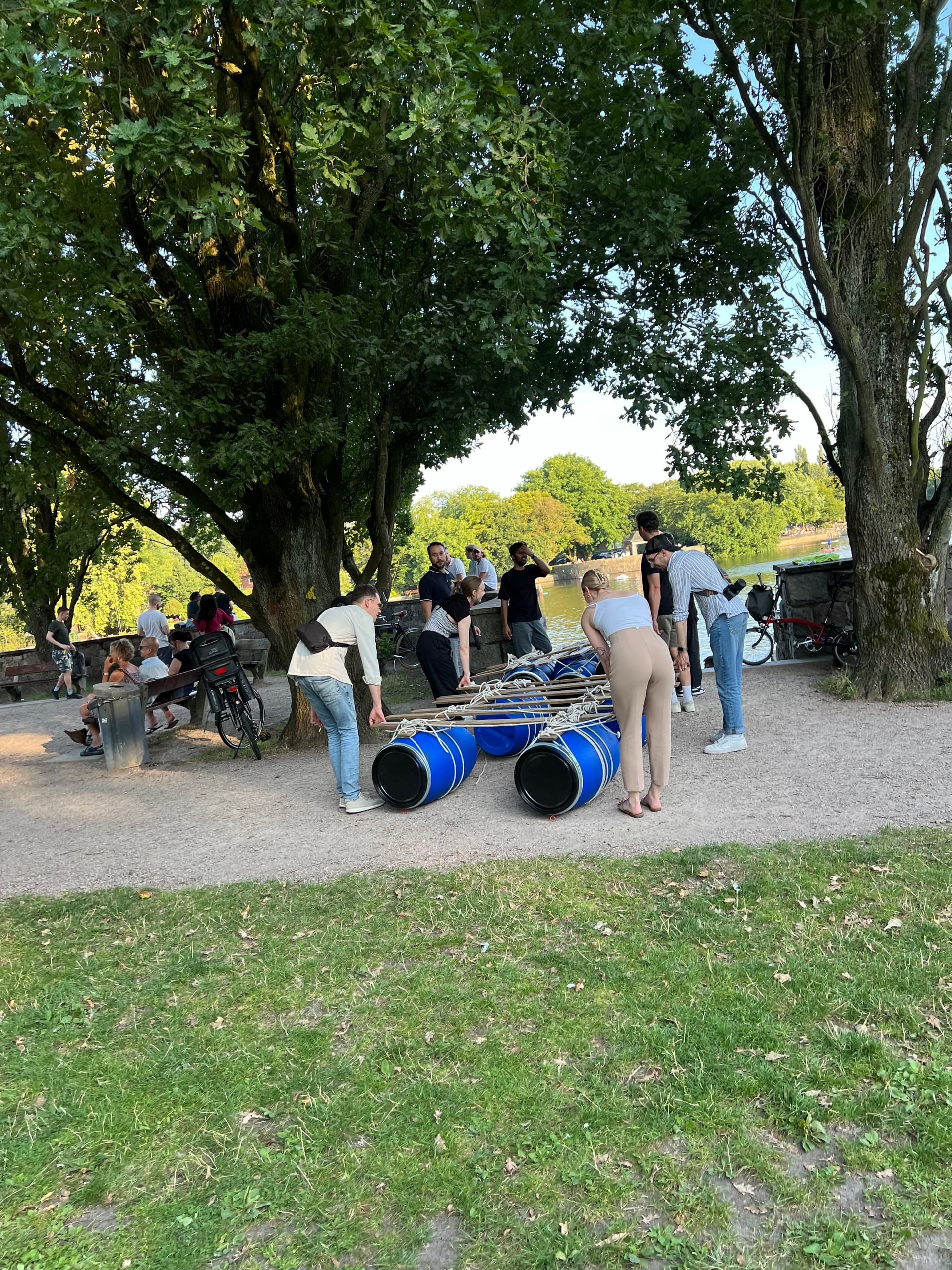 Mobile Barrel Raft-Building in Hamburg: Team-Building on the Water