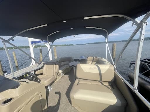 Water Activities & Luxury on Lake Geneva with Luxury Geneva Sunchaser